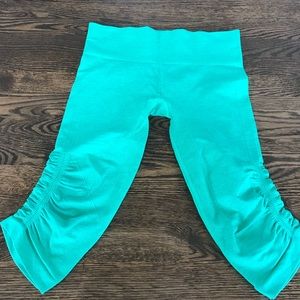 3/4 length stretchy lululemon legging!